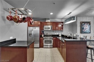 4575 Dean Martin Dr in Las Vegas, NV - Foto de edificio - Building Photo