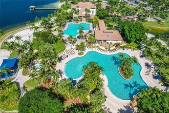 10730 NW 66th St in Doral, FL - Foto de edificio - Building Photo