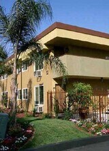1661 Bayview Heights Dr in San Diego, CA - Building Photo - Building Photo