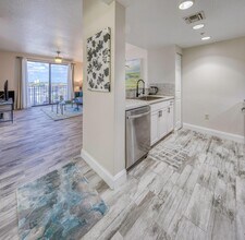 511 Lucerne Ave, Unit 408 in Lake Worth Beach, FL - Foto de edificio - Building Photo