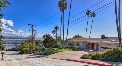 3125 Qualtrough St in San Diego, CA - Foto de edificio - Building Photo