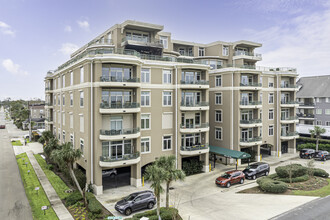 Fleur Du Lac Condominiums in Metairie, LA - Building Photo - Building Photo