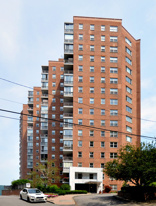 River Terrace Apartments in Bronx, NY - Foto de edificio