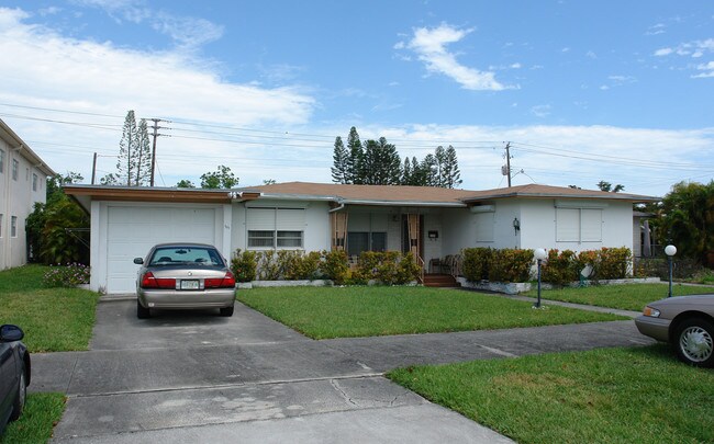 707 NE 10th St in Hallandale Beach, FL - Building Photo - Building Photo