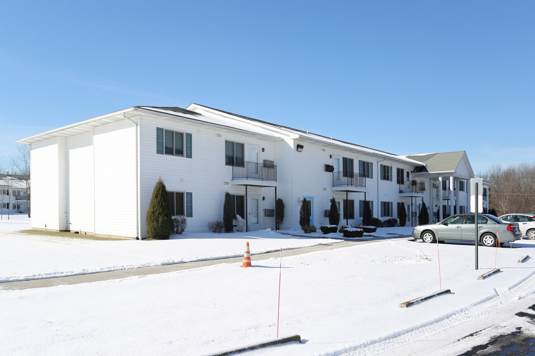 Lewiston Villa in Lewiston, NY - Building Photo