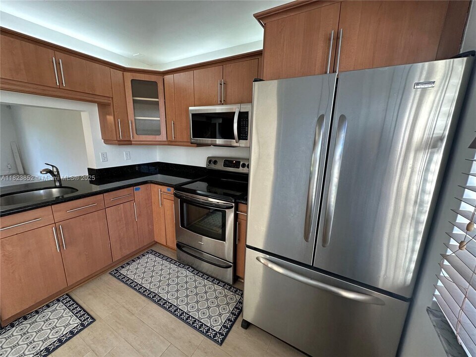 10757 NW 11th St in Pembroke Pines, FL - Building Photo