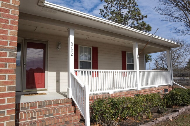 5722 Driver Cir in Hope Mills, NC - Foto de edificio - Building Photo