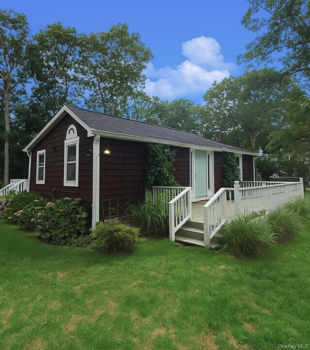 61 Squires Ave in East Quogue, NY - Building Photo