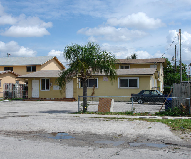 1145 W 27th St in Hialeah, FL - Foto de edificio - Building Photo