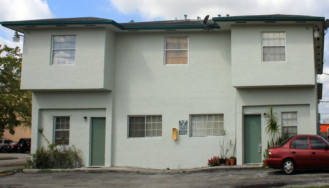 950 SW 66th Ave in Miami, FL - Building Photo - Building Photo