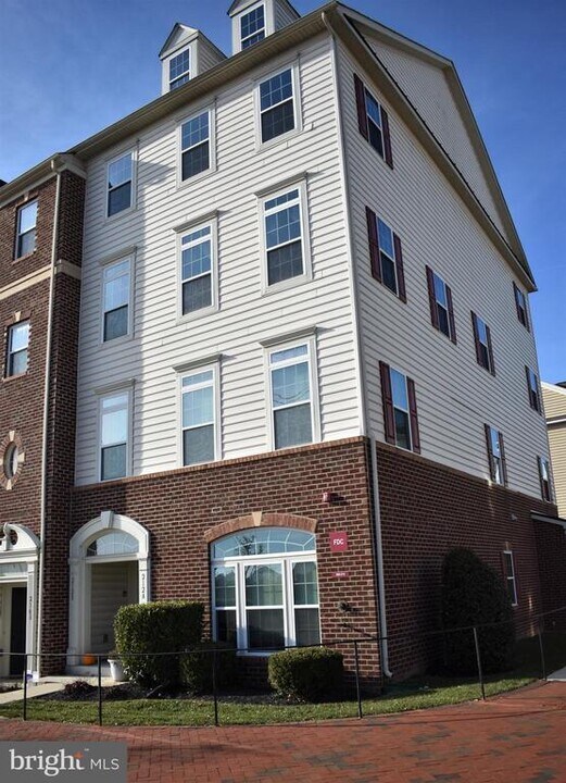 212 Mill Pond Rd in Frederick, MD - Foto de edificio