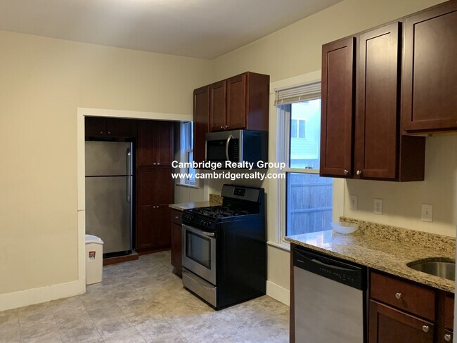 44 Cameron Ave, Unit 1 in Somerville, MA - Building Photo - Building Photo