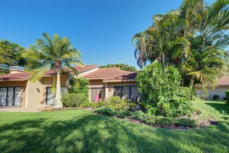 1740 Landings Blvd in Sarasota, FL - Foto de edificio - Building Photo