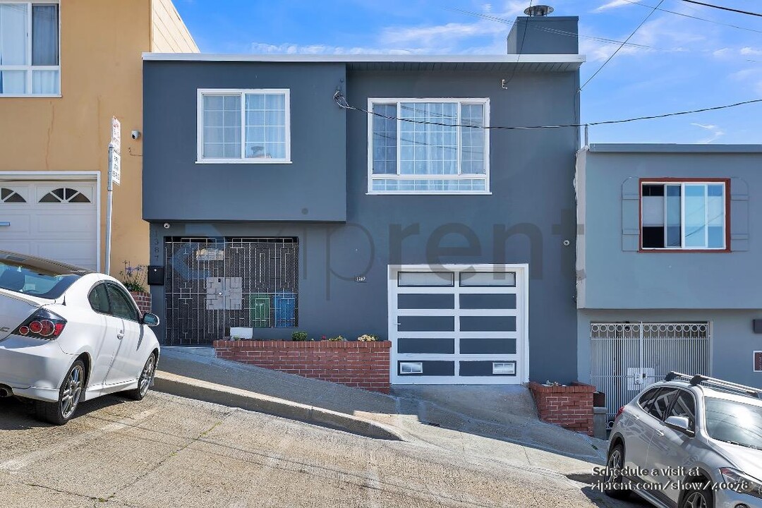 1387 Goettingen St in San Francisco, CA - Building Photo