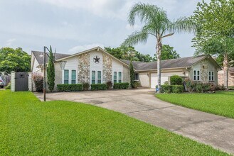 16007 Brookvilla Dr in Houston, TX - Building Photo - Building Photo