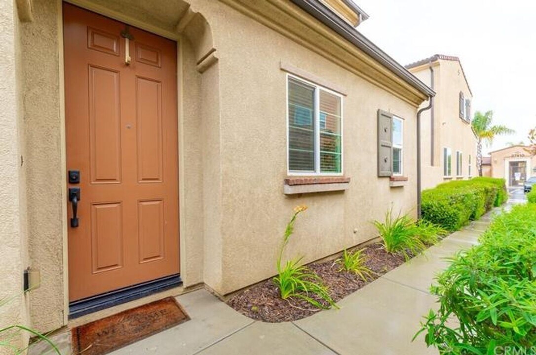 37401 Paseo Violeta in Murrieta, CA - Foto de edificio