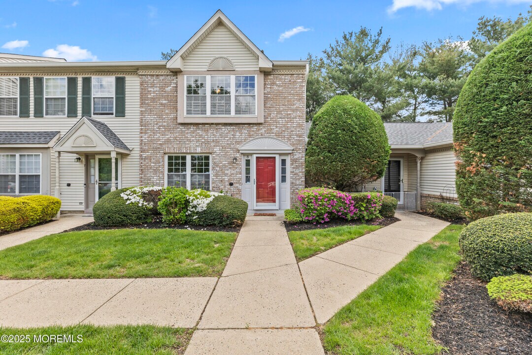 8 Ambrose Ct in Holmdel, NJ - Foto de edificio