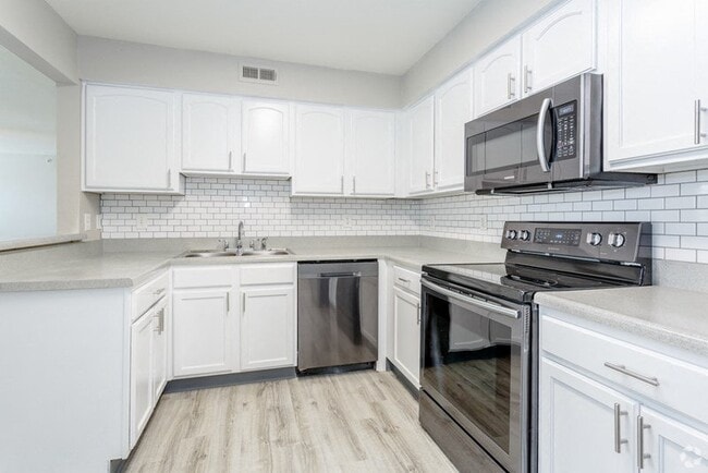 Saddlewood Apartments in Olathe, KS - Foto de edificio - Building Photo