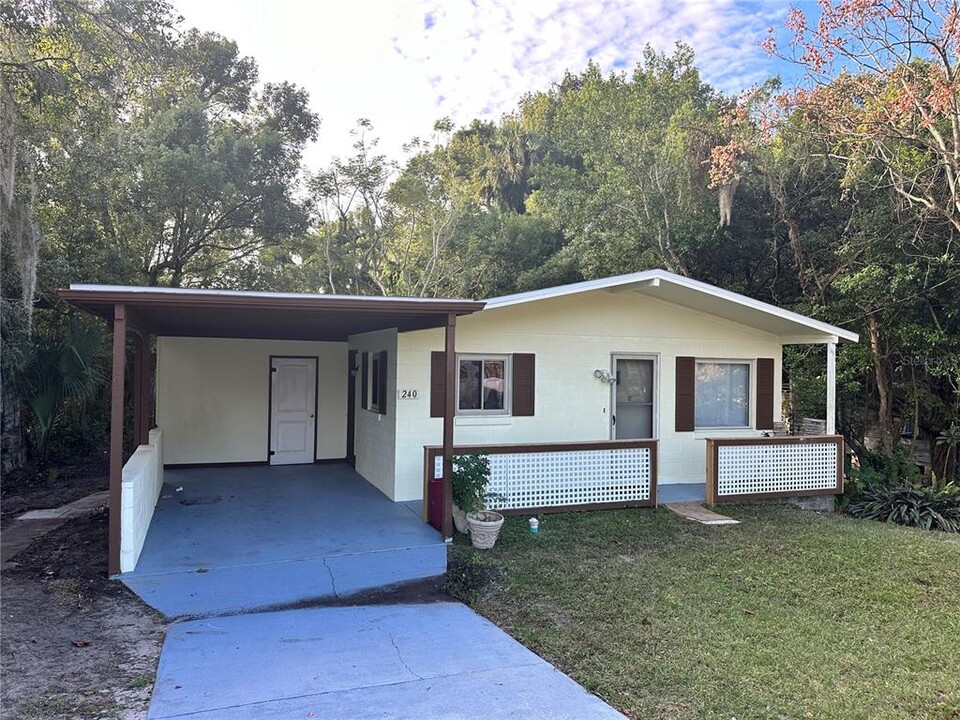 240 E Howry Ave in DeLand, FL - Foto de edificio