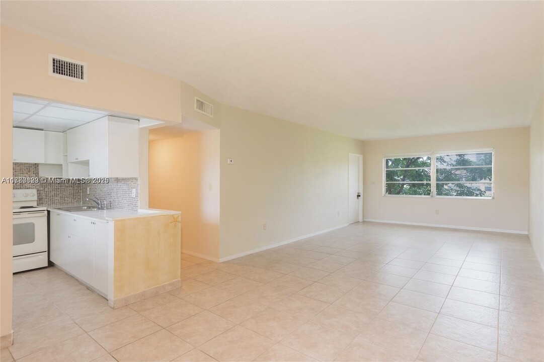 2825 NE 201st Ter, Unit M226 in Aventura, FL - Building Photo