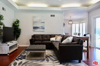 6605 S Sherbourne Dr in Los Angeles, CA - Building Photo - Building Photo