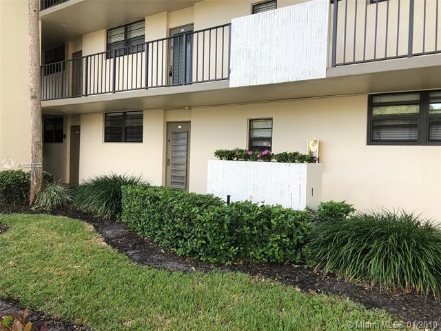 2460 DC Country Club Boulevard-Unit -105-A in Deerfield Beach, FL - Foto de edificio - Building Photo