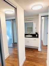 Barcelona Apartments. in Anaheim, CA - Foto de edificio - Building Photo