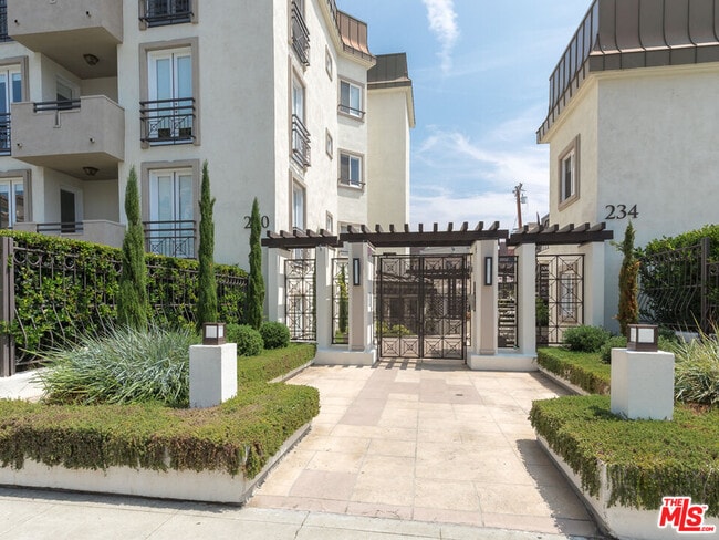 230 S Hamilton Dr in Beverly Hills, CA - Building Photo - Building Photo