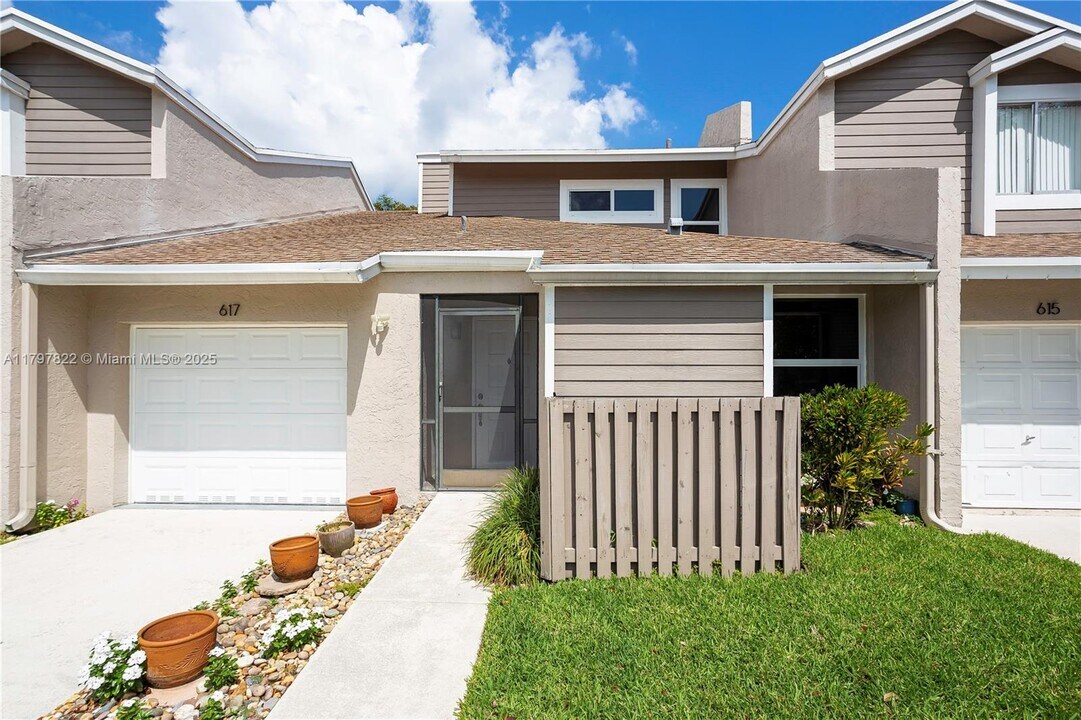 617 Woodgate Ln in Sunrise, FL - Building Photo