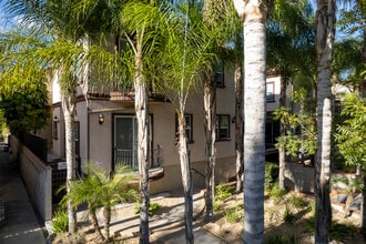 1027 W Angeleno Ave in Burbank, CA - Building Photo - Building Photo