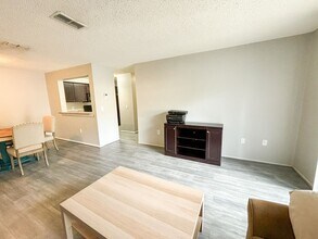 3705 SW 27th St in Gainesville, FL - Foto de edificio - Building Photo