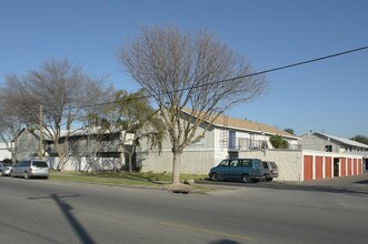 Almond Wood Apartments in Madera, CA - Foto de edificio - Building Photo