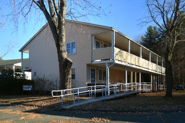 Shamrock West in Stafford Springs, CT - Foto de edificio - Building Photo