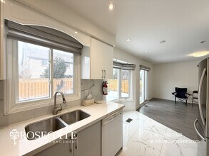 22 Stanwell Dr in Brampton, ON - Building Photo - Building Photo