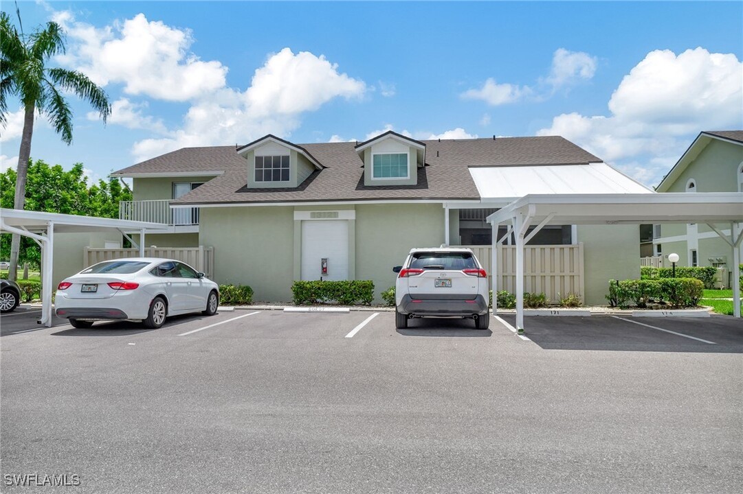 13121 Whitehaven Ln in Ft. Myers, FL - Building Photo