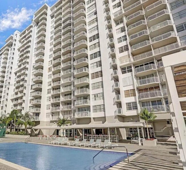 18041 Biscayne Blvd in Aventura, FL - Building Photo - Building Photo