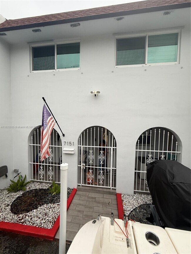 7151 W 3rd Ct in Hialeah, FL - Foto de edificio - Building Photo