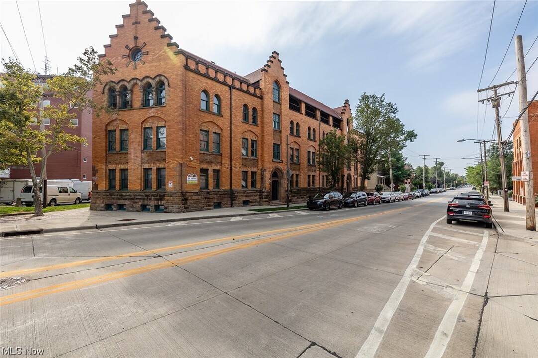 1702 W 28th St-Unit -1i in Cleveland, OH - Building Photo