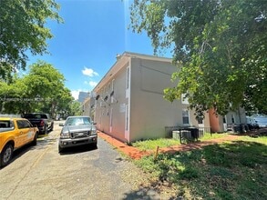 1525 NW 19th Terrace in Miami, FL - Building Photo - Building Photo