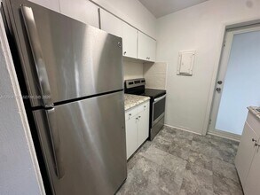 1567 S Le Jeune Rd in Miami, FL - Building Photo - Building Photo