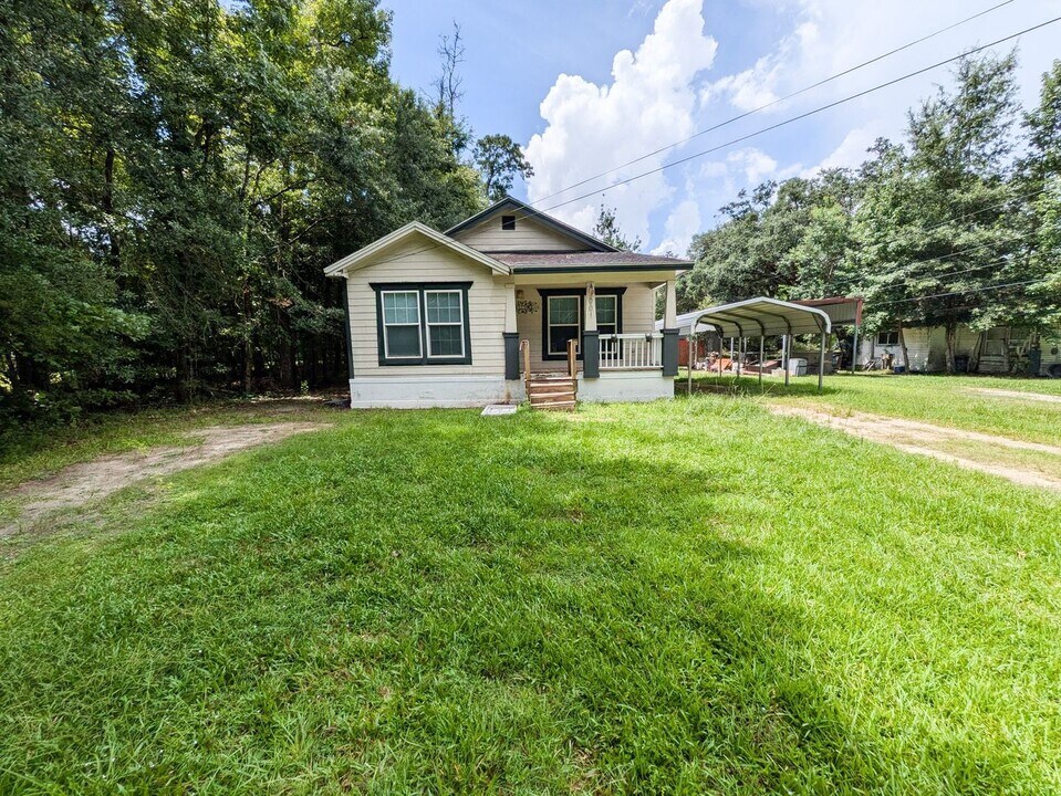 1001 Allie Payne Rd in Orange, TX - Building Photo