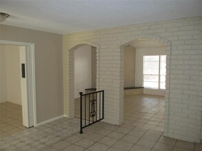 16211 Brookvilla Dr in Houston, TX - Building Photo - Building Photo