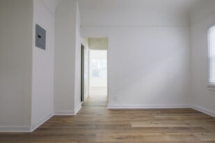 132 Westmoreland Ave in Los Angeles, CA - Building Photo