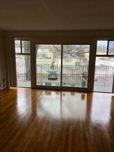 223 Central St, Unit 7 in Stoneham, MA - Foto de edificio - Building Photo