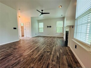 69 River Oak St in Spring Lake, NC - Foto de edificio - Building Photo