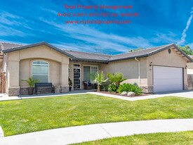 1721 Cotton Ct in Tulare, CA - Building Photo