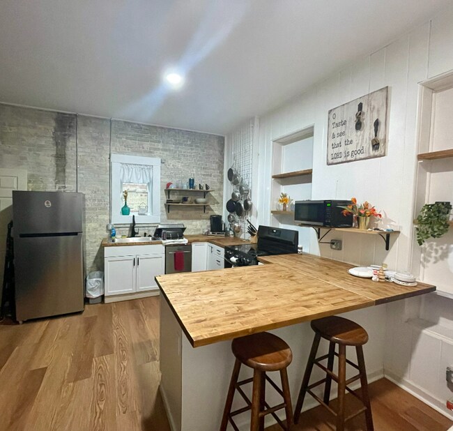 305 S James St in Ludington, MI - Foto de edificio - Building Photo