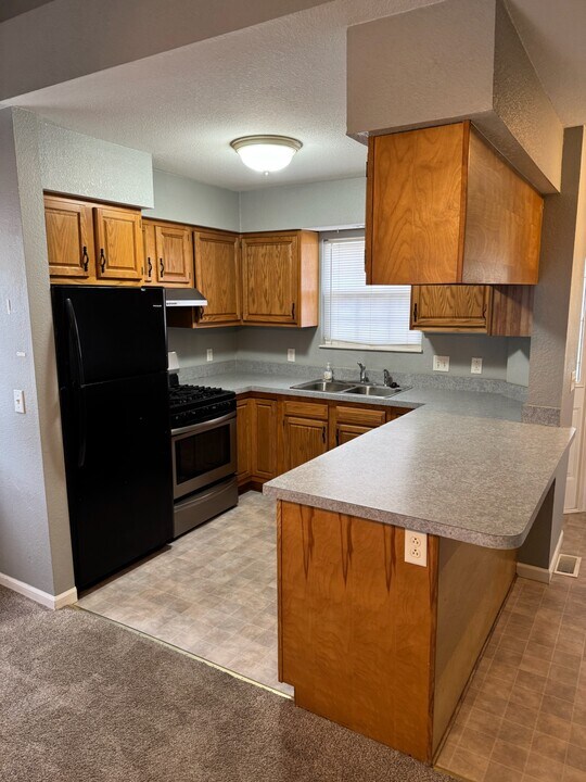 7053 Powlesland Ave in Temperance, MI - Foto de edificio