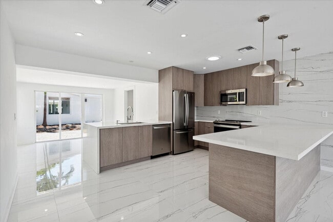 2201 NE 9th Ave in Wilton Manors, FL - Building Photo - Building Photo