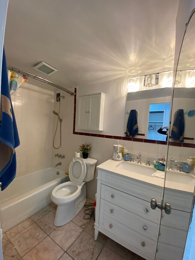 321 E 48th St in New York, NY - Building Photo - Building Photo